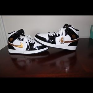 Jordan 1 Mid Patent Black White Gold Sz 8.5